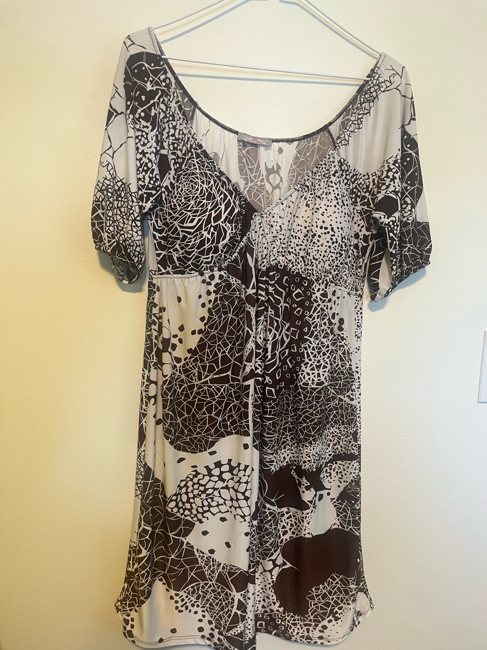 Women’s brown & White Scoop Neck Midi Dress